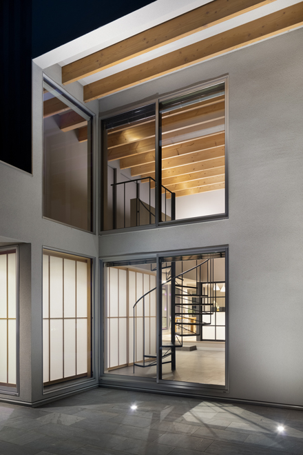 リビング天井の木部と螺旋階段