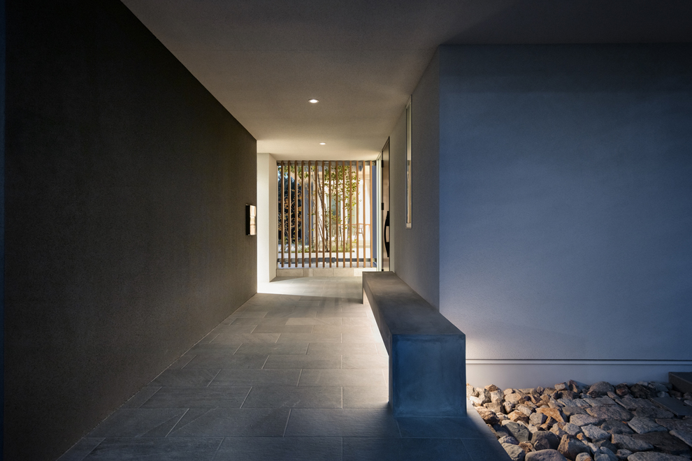 アプローチ部分の夜景　ベンチ下の間接照明が玄関ドアまで誘導してくれ