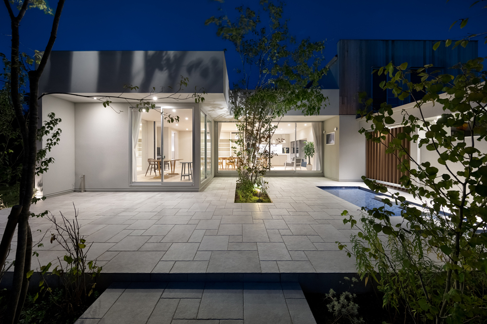 自身の建物に囲まれたプライベートコート