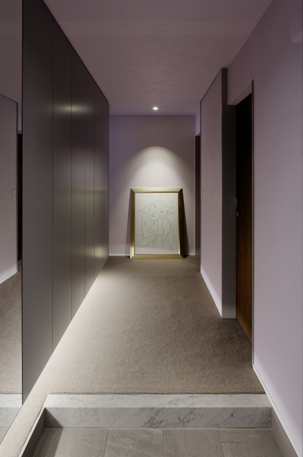 玄関ホール　壁面収納の下部の間接照明で浮遊感を演出　壁天井はViolet Dust色を採用