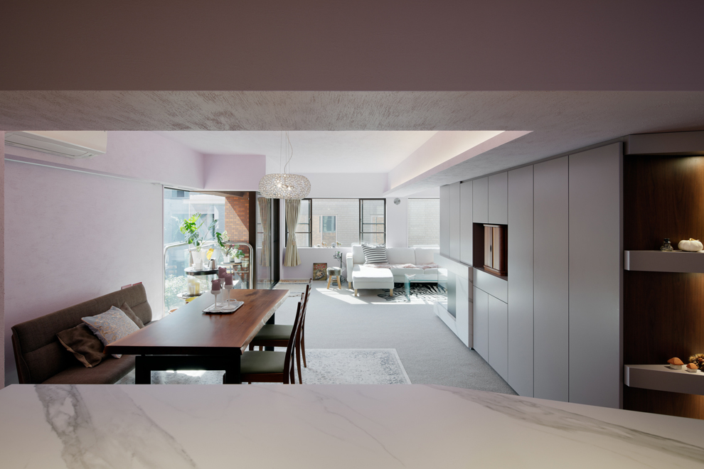 キッチンからLDを見る　壁天井はViolet Dust色を採用　陰影で塗料の骨材が見える