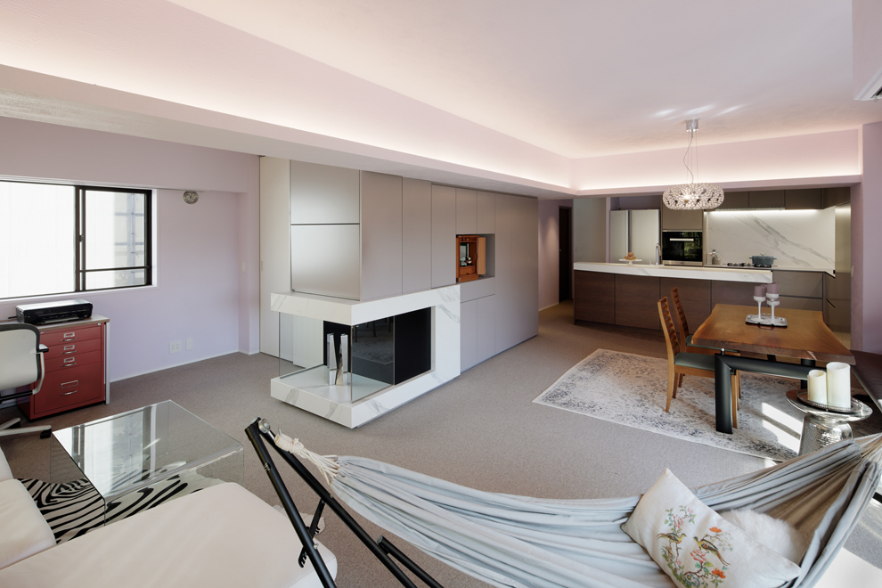 真ん中の壁面収納がゆるく　ダイニング、リビング、書斎コーナー、客間を間仕切っている