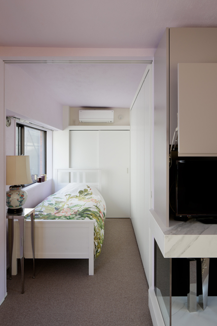 間仕切り収納奥の客間コーナー　右側にある間仕切りの扉の1つをあげるとTVが収納されている