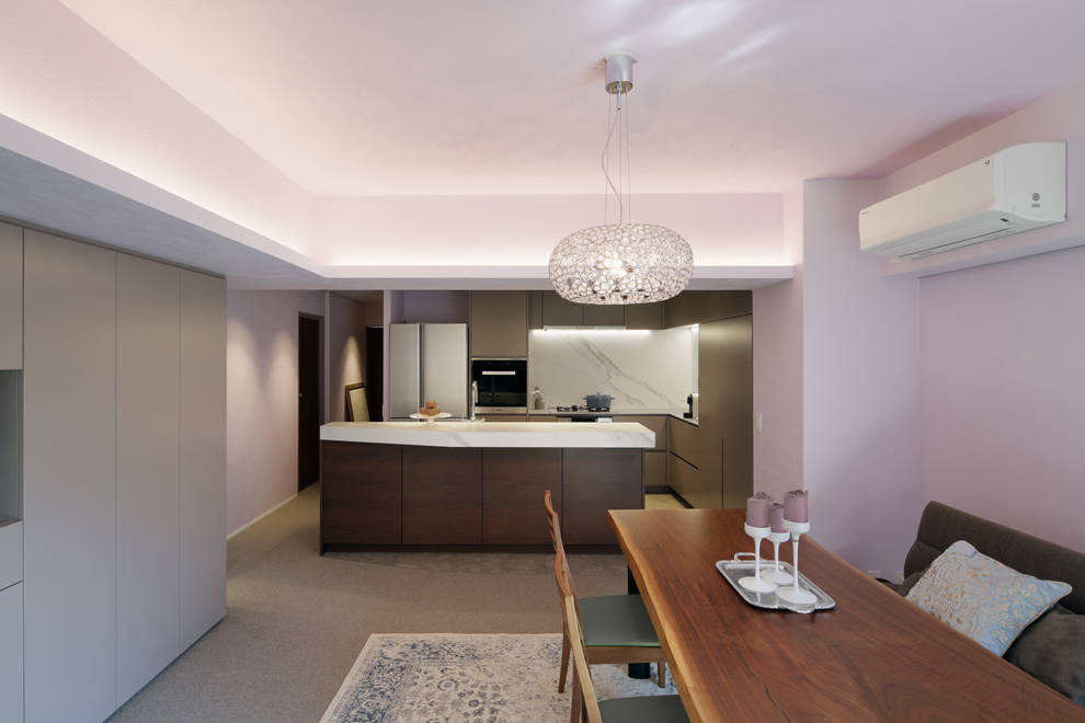 ダイニングからキッチンを見る　Violet Dust色と相性の良い無垢のウォールナットのテーブル