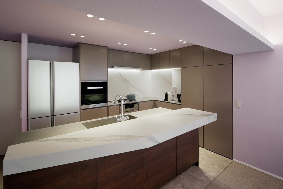 キッチンのカウンターと壁面は大理石調のセラミックタイル