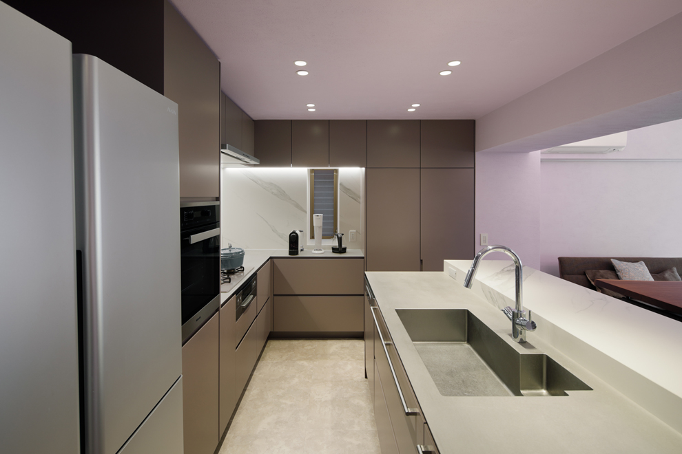 アイランド + L型配置のオリジナルキッチン　右奥収納内には給湯器が設置されいてる