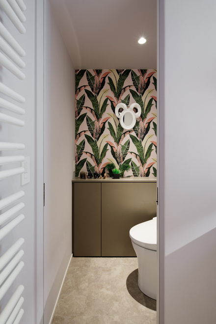 洗面からアクセスのトイレ　WICと同じポイントクロスでアクセント