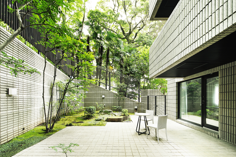 隣地の緑が美しいテラス