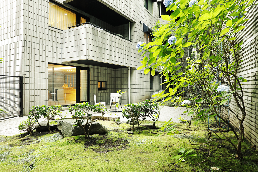 ダイング前のテラスに屋外家具を設置