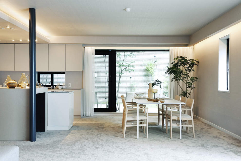 テラスに続くダイニング空間