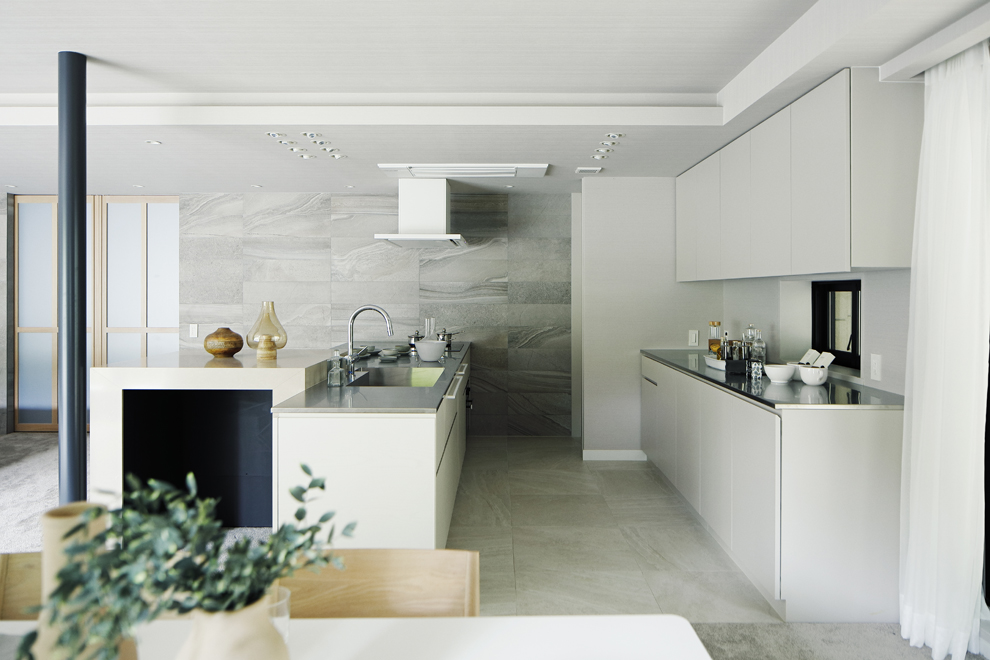 黒い凹みはワインセラー置場　背面収納も大容量　キッチン奥からパントリーへ続く