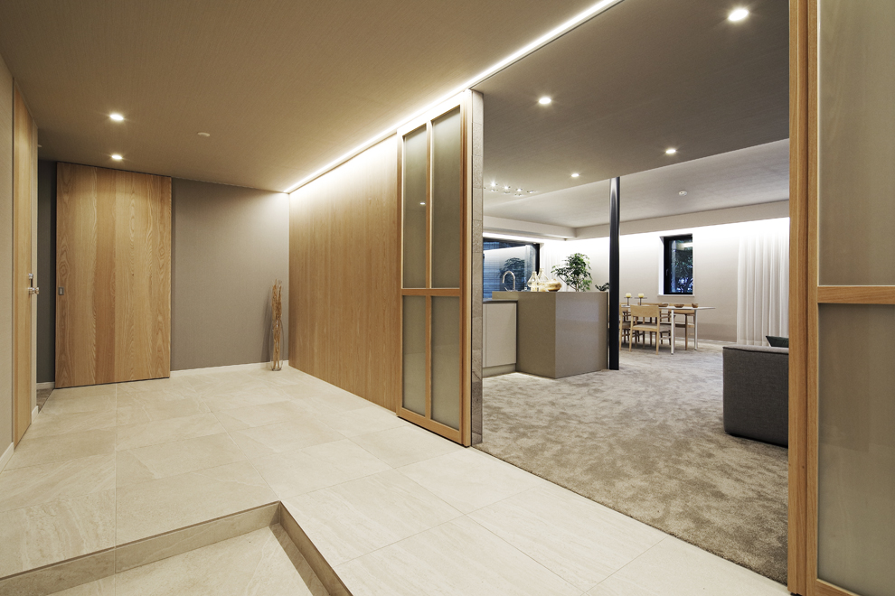 玄関ホール　広々と開くLDKヘの両開きの扉