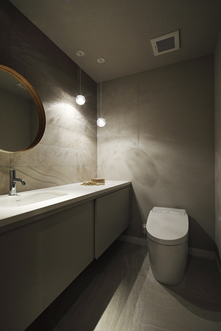 ゲスト用の化粧室　ペンダントライトでお店の様な雰囲気