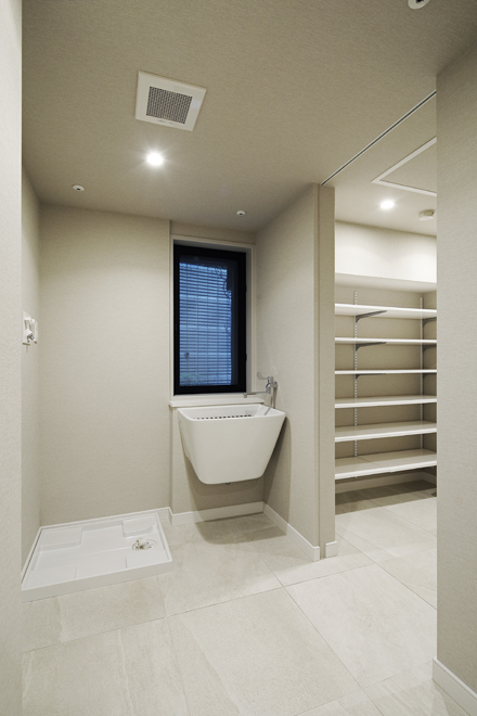 キッチン奥に続くパントリーとランドリー　家事動線も配慮している