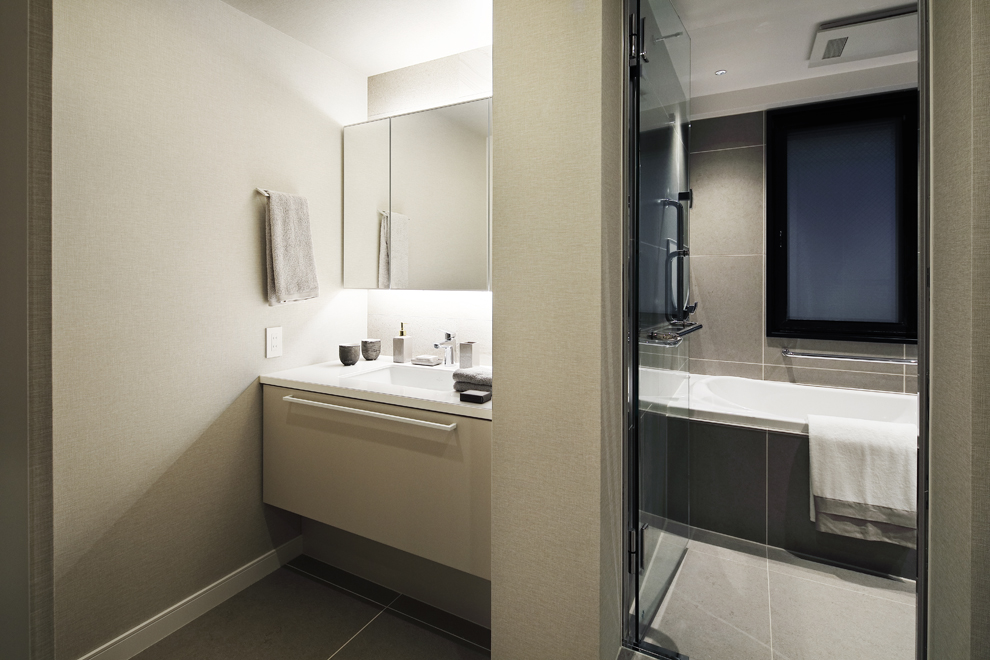 コンパクトにまとまっている家族用の洗面所と浴室空間