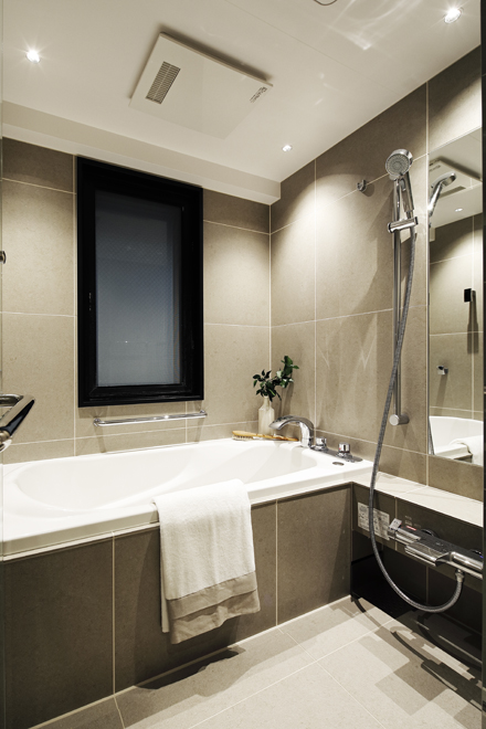 タイル貼りのオリジナルの浴室