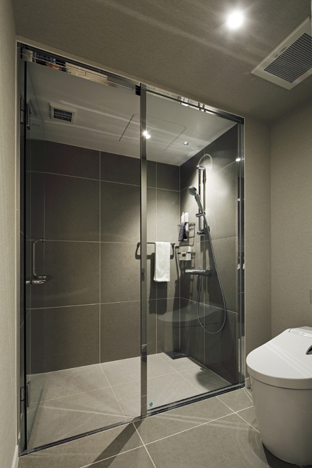 主寝室からアクセスできるシャワーブース