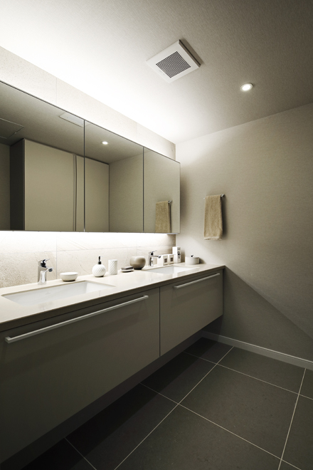 主寝室からアクセスできる洗面　広々とした2ボール洗面