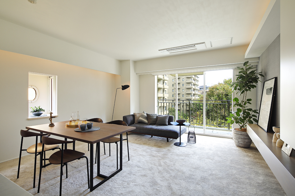 壁面を間接照明で照らし広がりを演出しているLDK 壁面を間接照明で照らし広がりを演出しているLDK