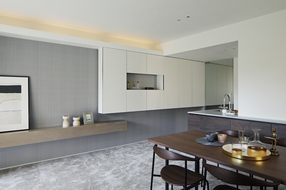 特徴的な壁面収納 廊下から続いている 特徴的な壁面収納 廊下から続いている