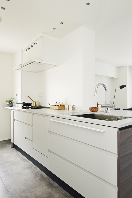 ダイニング側にセミオープンなキッチン ダイニング側にセミオープンなキッチン