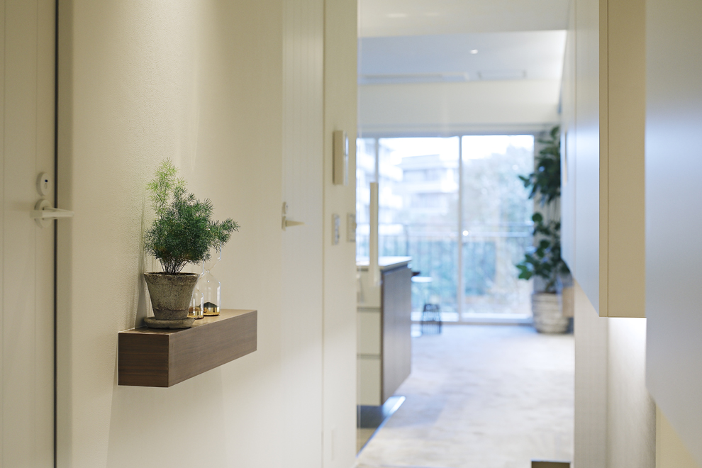 玄関正面に見えた飾り棚 玄関正面に見えた飾り棚