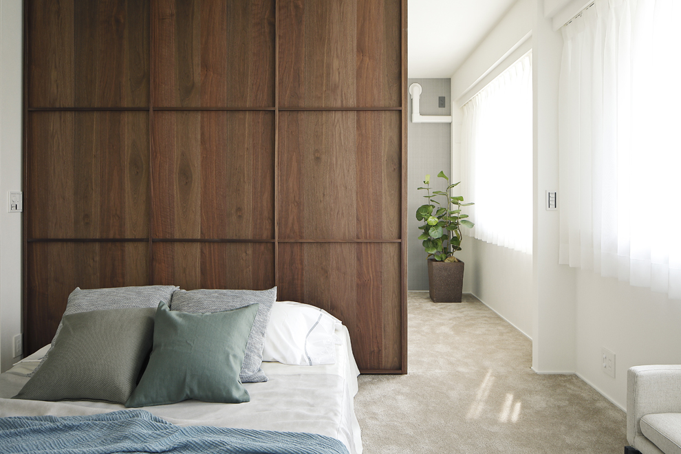 主寝室の壁面はウォールナットを貼っている 主寝室の壁面はウォールナットを貼っている