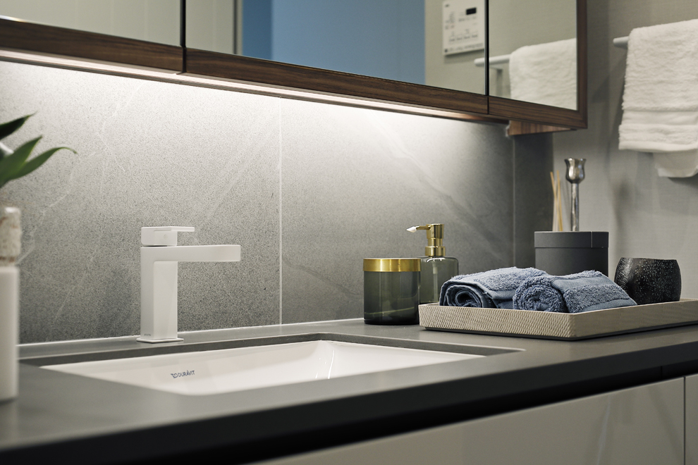 白の水栓とグレーの石目調タイルの組み合わせ 白の水栓とグレーの石目調タイルの組み合わせ