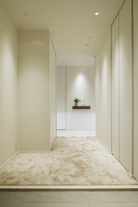 ゆとりのある玄関空間 右側一面は大容量の収納 ゆとりのある玄関空間 右側一面は大容量の収納