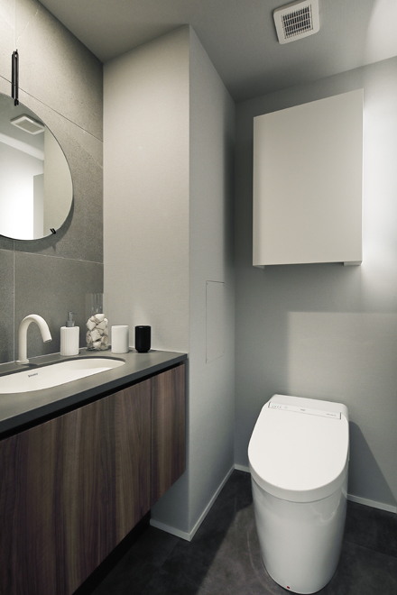 洗面台と同じ白色の水栓で住宅内での統一感を出す 洗面台と同じ白色の水栓で住宅内での統一感を出す