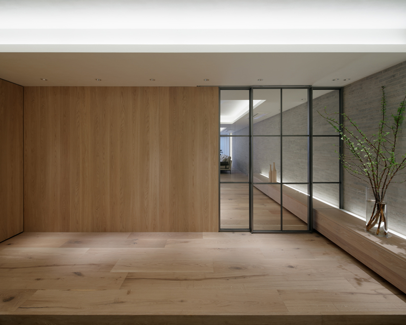 玄関ホール オリジナルの鉄製格子扉とそこを貫通する削り磨きタイルと木製ベンチ 玄関ホール オリジナルの鉄製格子扉とそこを貫通する削り磨きタイルと木製ベンチ