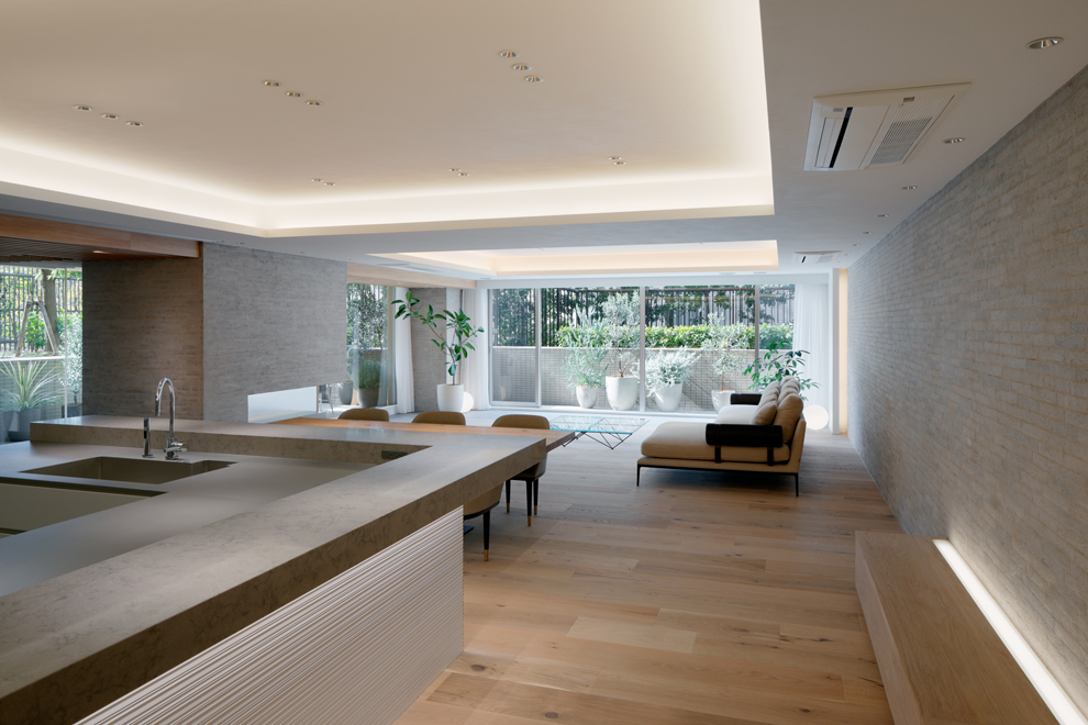 半地下の住まい 屋外に広いテラスが続いている 半地下の住まい 屋外に広いテラスが続いている