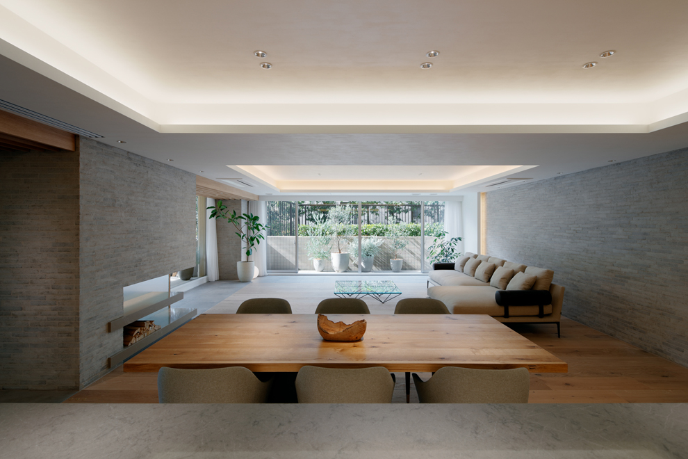 キッチンから見る 既存のキッチンは壁で囲まれた独立型だった キッチンから見る 既存のキッチンは壁で囲まれた独立型だった