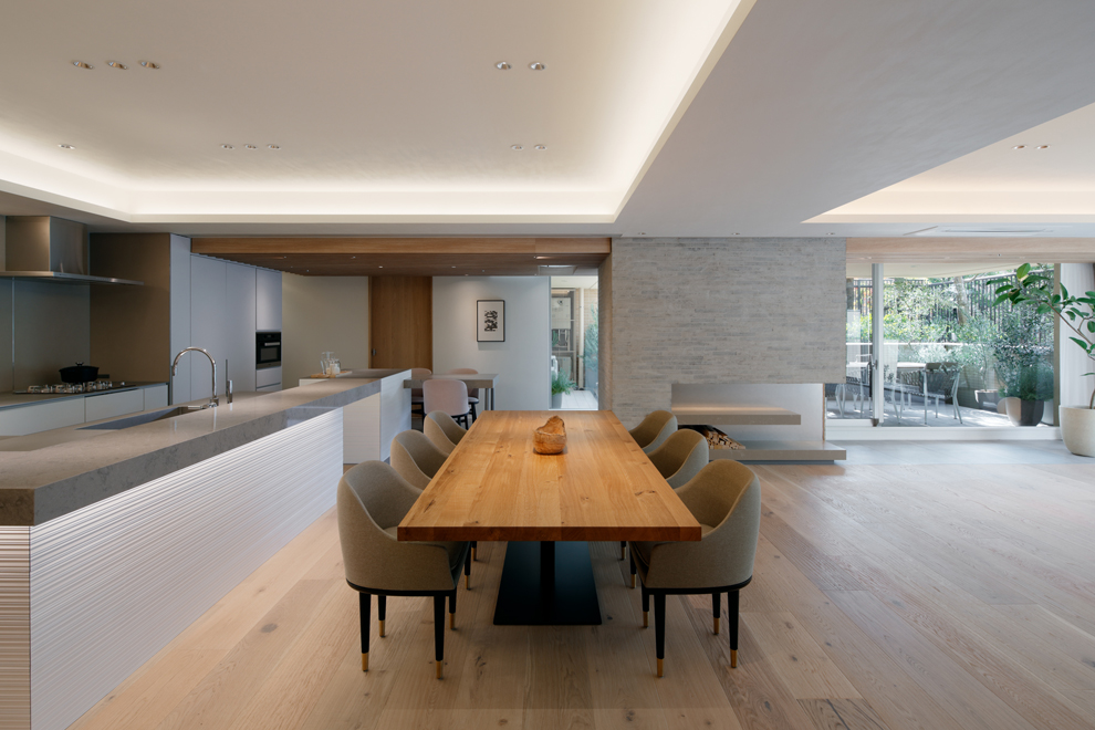 6人掛の大きなダイニング キッチンのカウンター下に間接照明を設置 6人掛の大きなダイニング キッチンのカウンター下に間接照明を設置