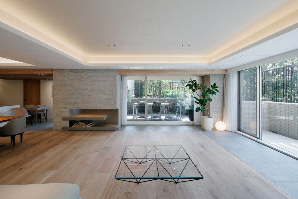 リビングからテラスを眺める 都内にいながら邸宅のような緑と静けさ リビングからテラスを眺める 都内にいながら邸宅のような緑と静けさ