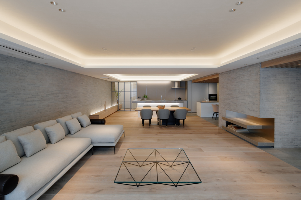 幅広のフローリングでダイナミックな空間 右側のオリジナルの暖炉のような飾り棚 幅広のフローリングでダイナミックな空間 右側のオリジナルの暖炉のような飾り棚