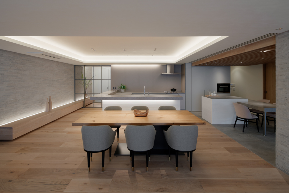 キッチン左側が玄関ホールへの扉 右側はファミリーダイニング キッチン左側が玄関ホールへの扉 右側はファミリーダイニング