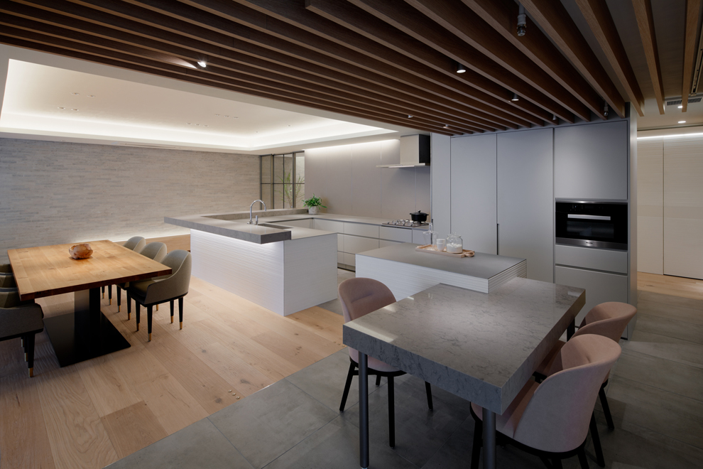 キッチン脇にあるファミリーダイニング 軽食を食べたり子供の宿題・大人の書斎コーナーにも キッチン脇にあるファミリーダイニング 軽食を食べたり子供の宿題・大人の書斎コーナーにも