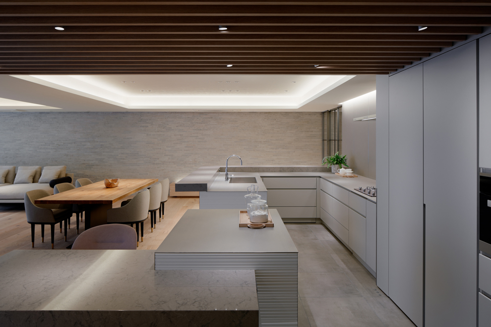 キッチンは大型のコの字プラン ファミリーダイニングはキッチンと一旦感ある仕上げ キッチンは大型のコの字プラン ファミリーダイニングはキッチンと一旦感ある仕上げ