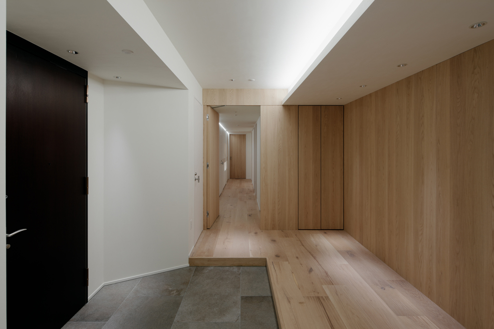 ノブ無しのまるで「隠し扉」のような扉を押し開けると廊下へ続く ノブ無しのまるで「隠し扉」のような扉を押し開けると廊下へ続く