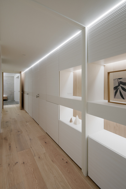 廊下 平面収納の扉や洗面への扉があちこちに隠れている… 廊下 平面収納の扉や洗面への扉があちこちに隠れている…