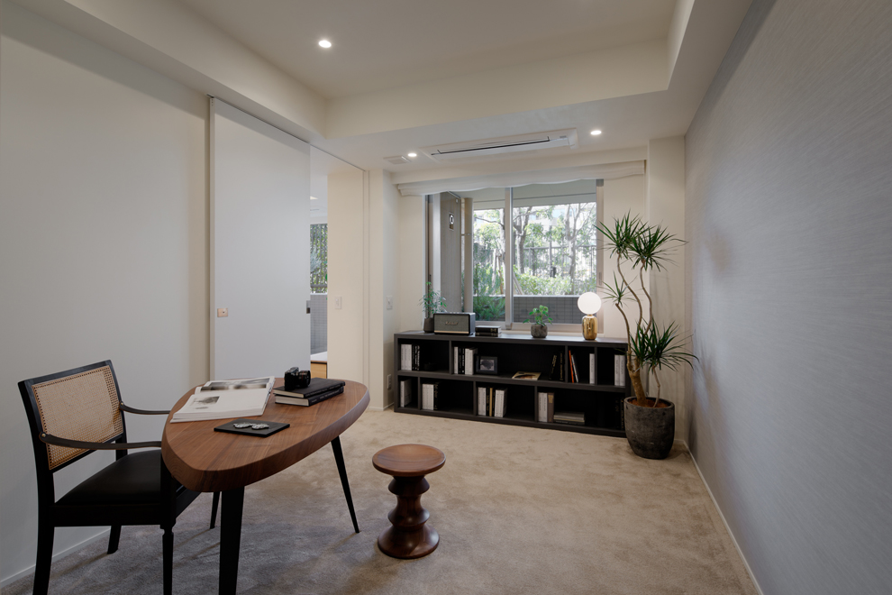 書斎 廊下からのアクセスの他に左側の扉は主寝室からもアクセス可能 書斎 廊下からのアクセスの他に左側の扉は主寝室からもアクセス可能