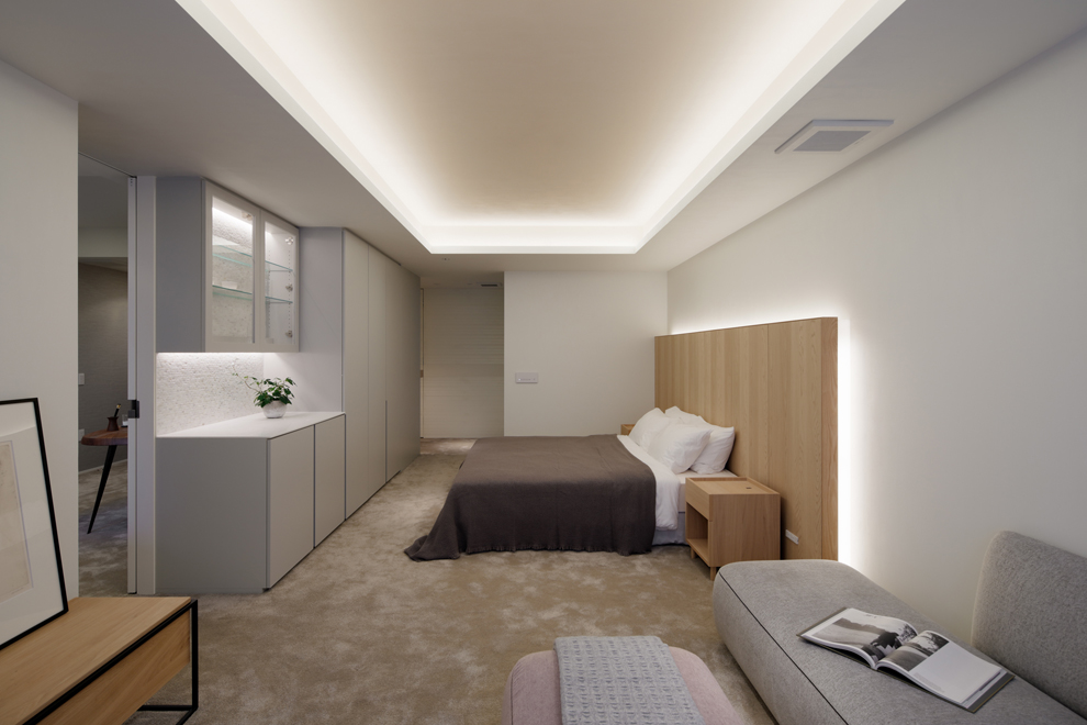 主寝室のソファーコーナーより 左の吊戸棚の下はワインセラーを設置できる収納 主寝室のソファーコーナーより 左の吊戸棚の下はワインセラーを設置できる収納