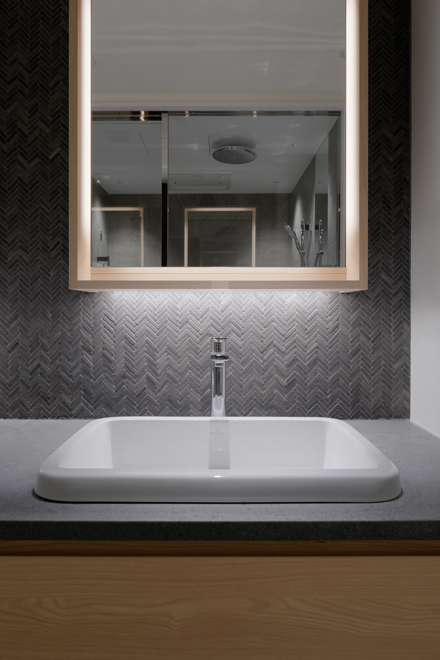 鏡収納の扉の縁から間接照明 鏡収納の扉の縁から間接照明