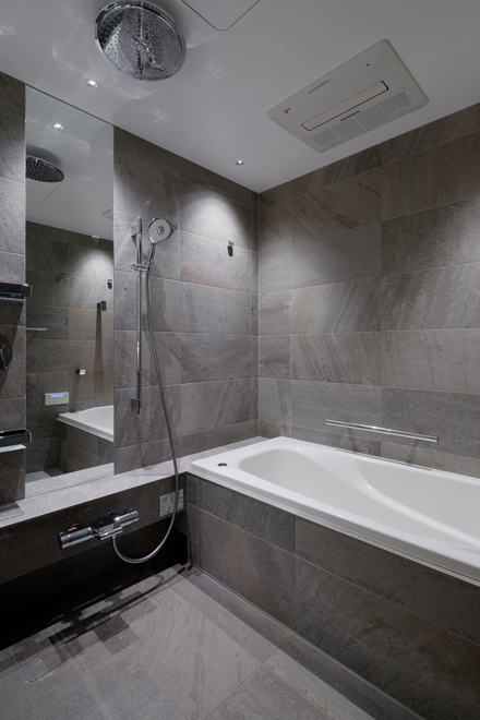 家族用の浴室 洗面室と色のトーンを合わせている 家族用の浴室 洗面室と色のトーンを合わせている