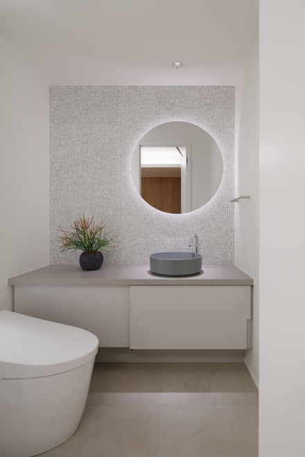 ゲスト用のトイレ 壁面の大理石モザイクが美しい ゲスト用のトイレ 壁面の大理石モザイクが美しい