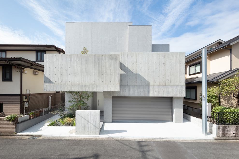 閑静な住宅街に建つ 3階建てのコンクリート造 閑静な住宅街に建つ 3階建てのコンクリート造