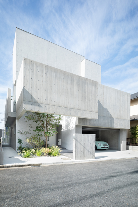道路側からのプライバシーを確保する為、大きく張り出した「木を抱く壁」 道路側からのプライバシーを確保する為、大きく張り出した「木を抱く壁」