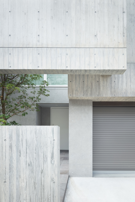 外壁は杉板型枠の壁と化粧型枠の壁が重なり合っている 外壁は杉板型枠の壁と化粧型枠の壁が重なり合っている