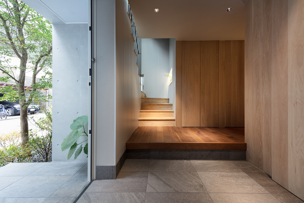 玄関ホール 階段の両脇にクローゼット 土間の右にシューズインクローゼット 玄関ホール 階段の両脇にクローゼット 土間の右にシューズインクローゼット